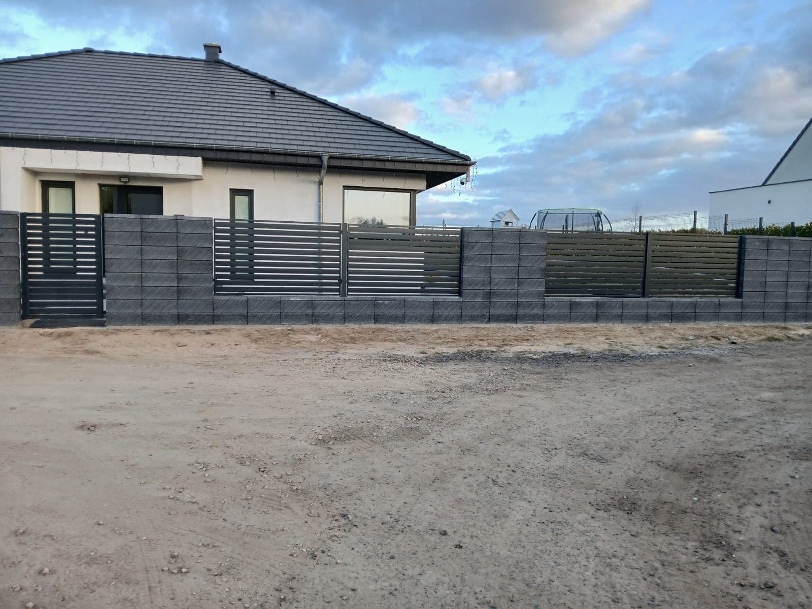 Montaż ogrodzeń palisadowych
